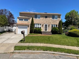 14 Peg Ct, Hicksville, NY 11801