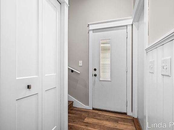 3rd image of 179 Laurelwood Ct SW
