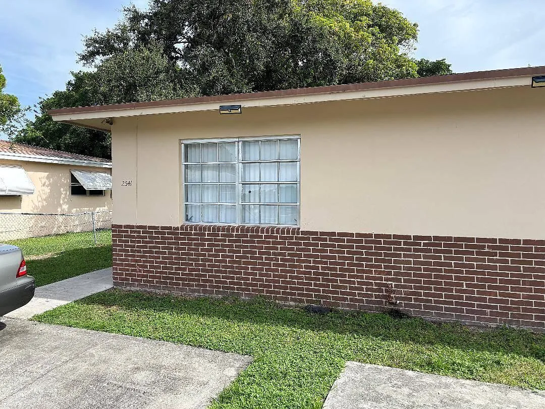 2 bed, 1.5 bath, 1000 sqft, $1,900 — Photo 3