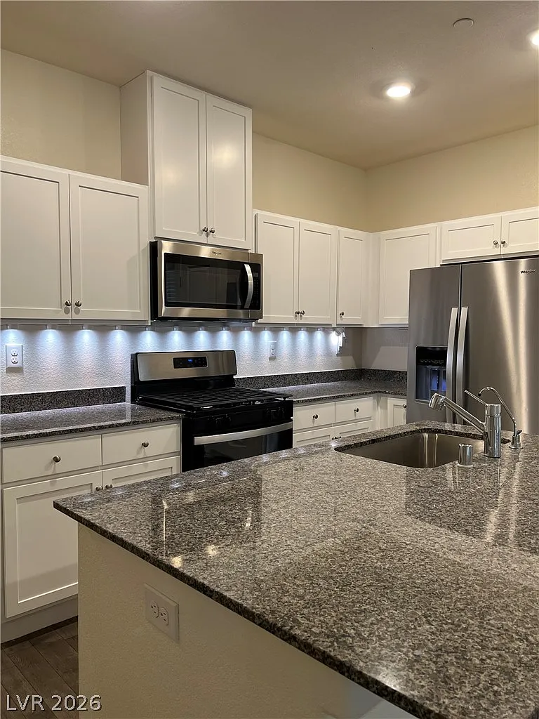 2 bed, 1099 sqft, $1,879 — Photo 3