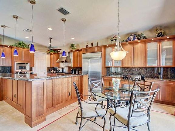 Breakfast area & Kitchen view
