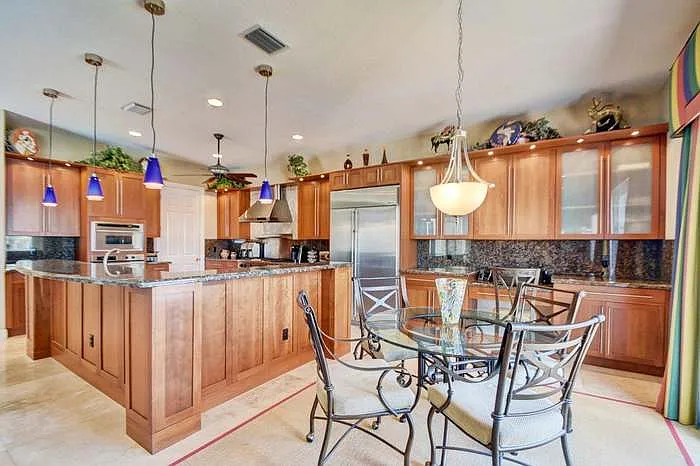 Breakfast area & Kitchen view