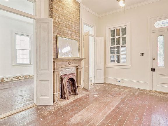 4th image of 440 Belleville St