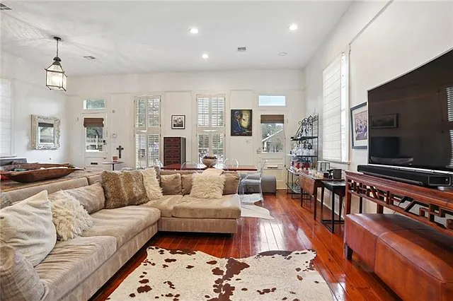 3 bed, 2.0 bath, 1586 sqft, $6,000 — Photo 3