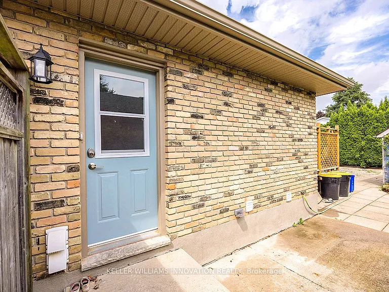 81 Culver Cres #B — Photo 34