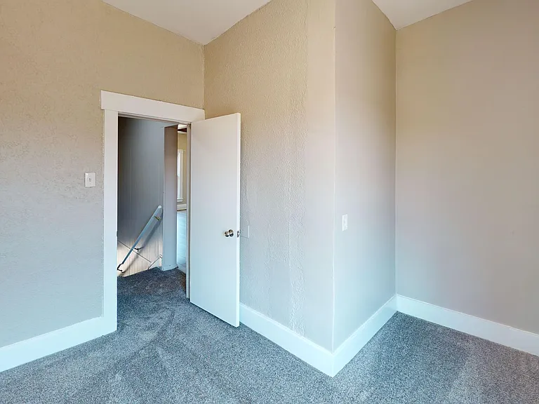 33 Westminster Avenue — Photo 28
