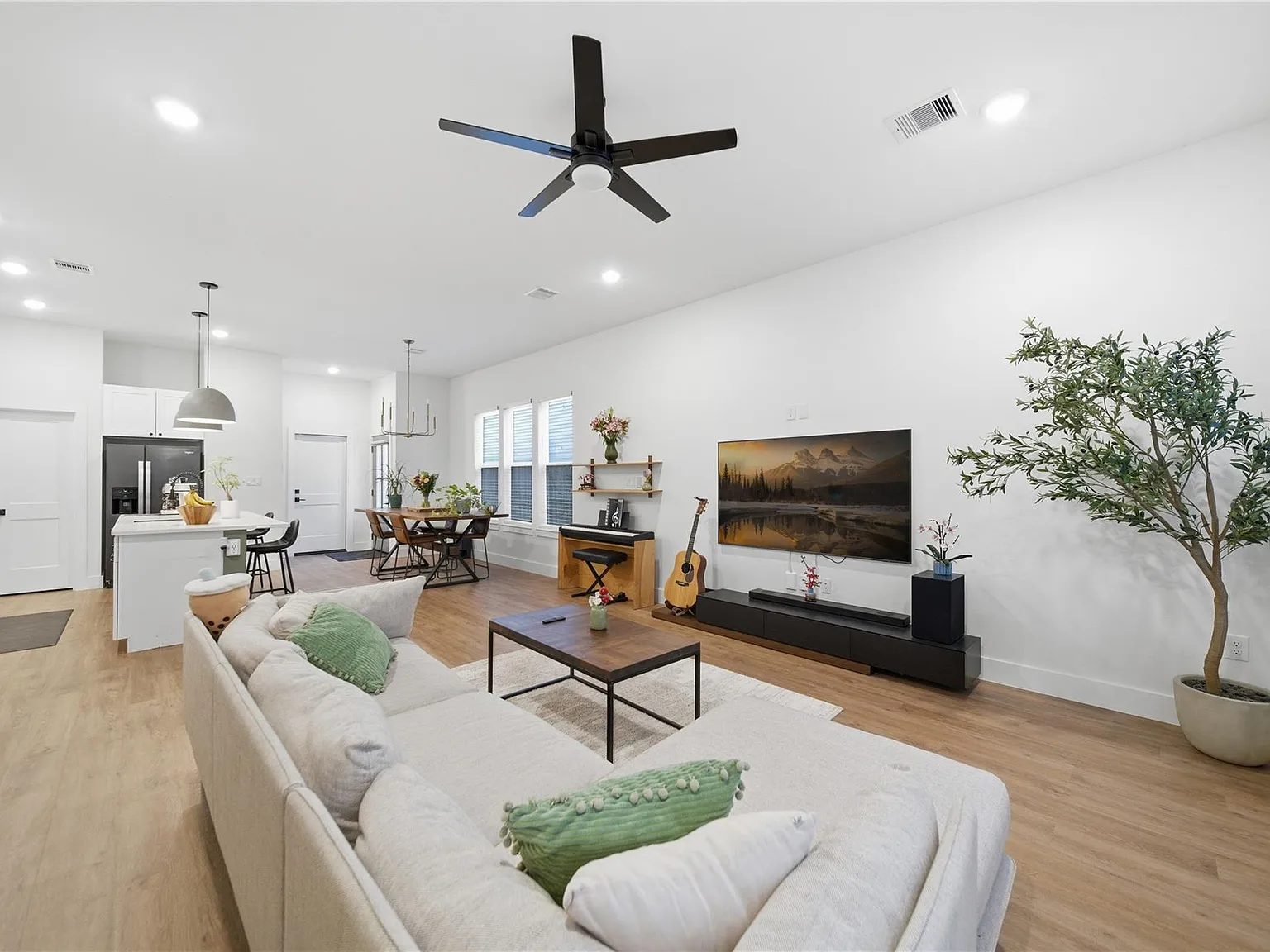 3 bed, 2.5 bath, 1854 sqft, $2,200 — Photo 4