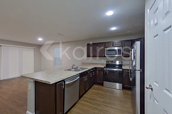 1335 Mull St — Photo 4