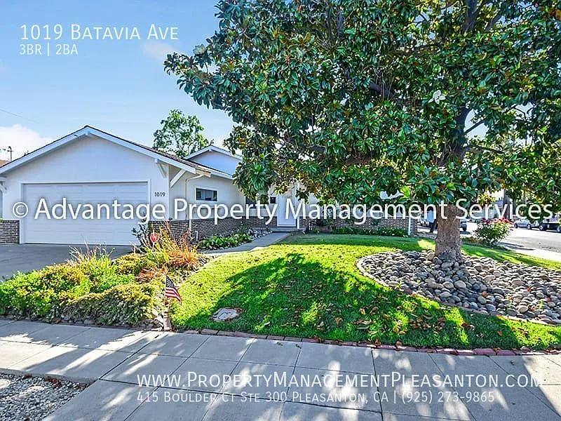 1019 Batavia Ave photo 1