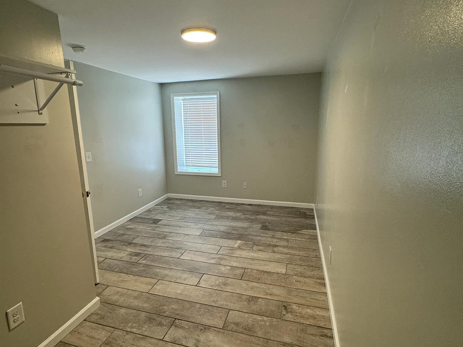905 Riverside Dr — Photo 1