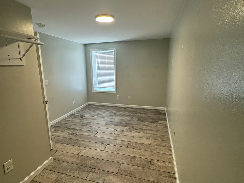 905 Riverside Dr #9