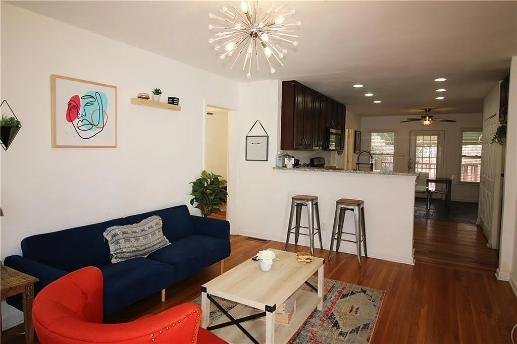 2 bed, 1.0 bath, 1310 sqft, $1,600 — Photo 2