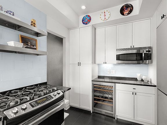 4th image of 25 5th Ave APT 6E