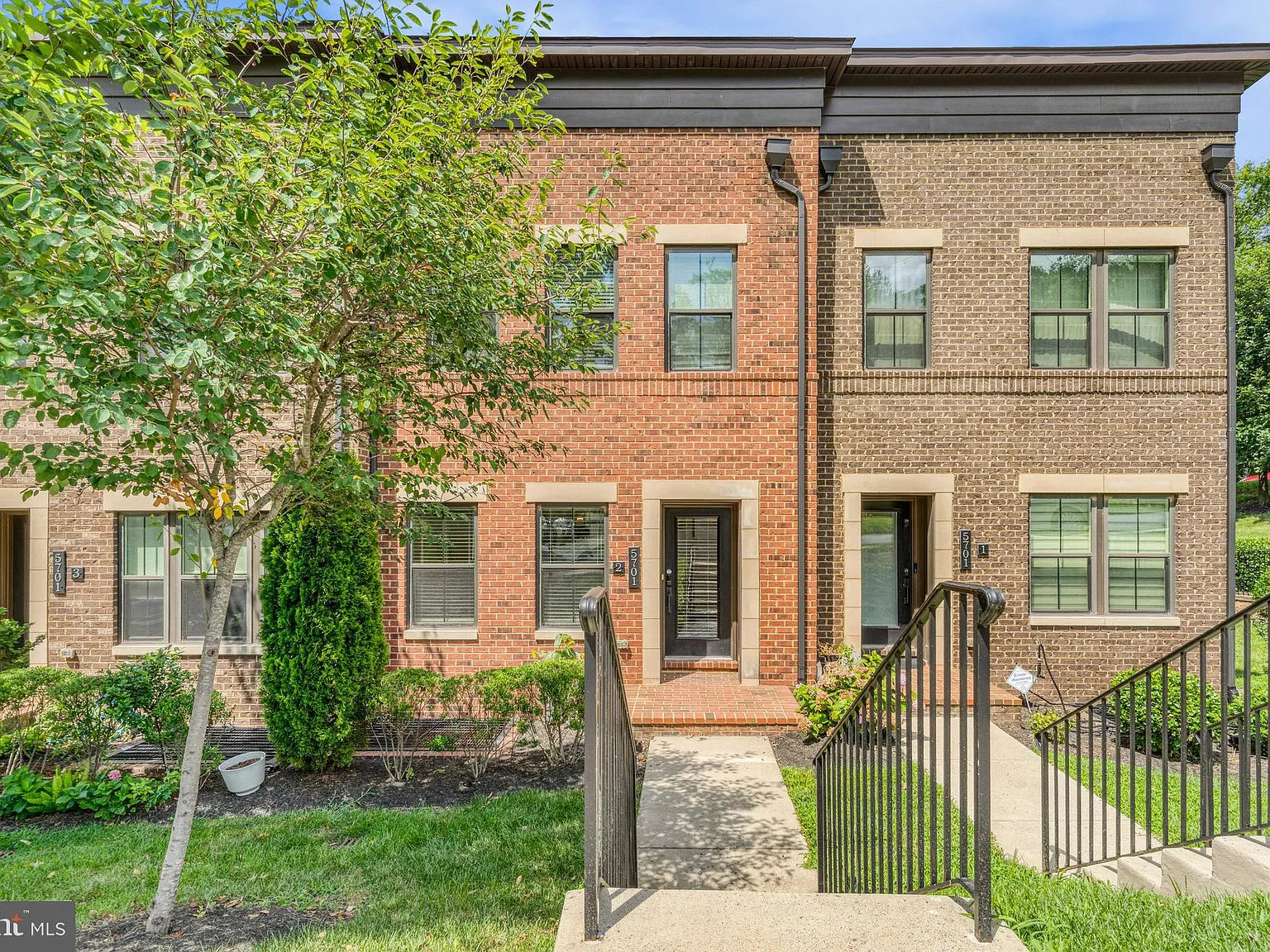 3 bed, 3.5 bath, 2400 sqft, $5,100 — Photo 1