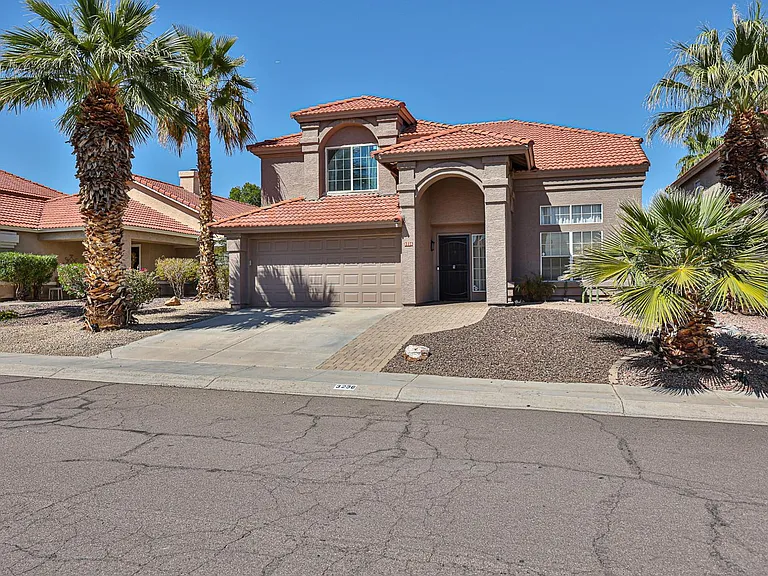 3236 E Hiddenview Dr — Photo 2