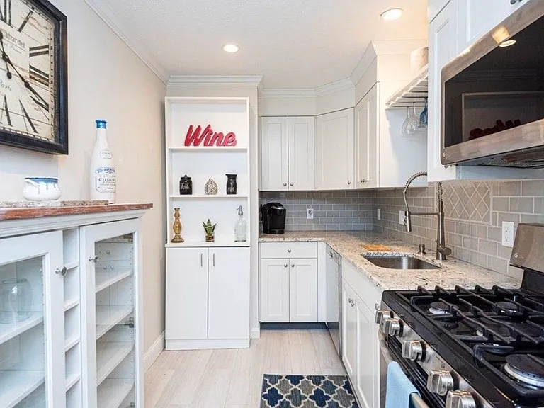 1 Greenbriar Dr #305 — Photo 10