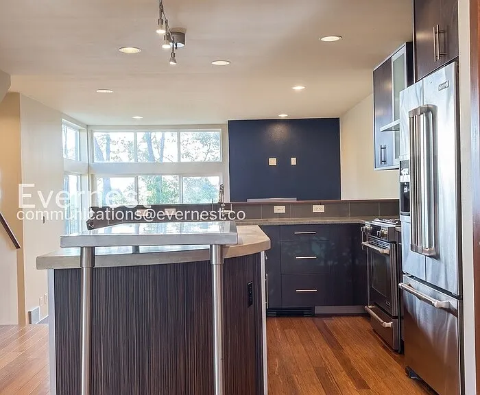 560 McGraw St — Photo 3