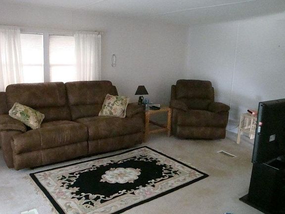 2nd image of 1015 Laura St