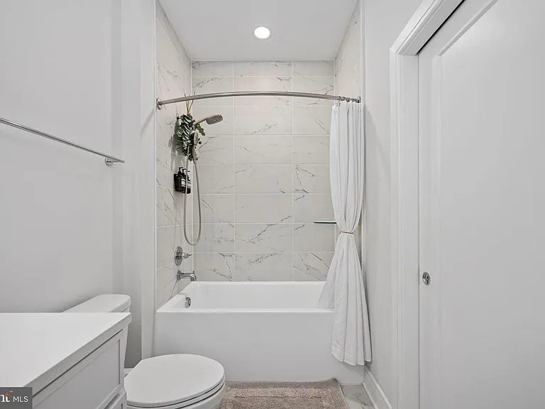 625 Slaters Ln #404 — Photo 45