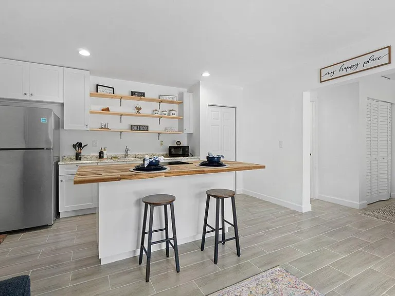 1190 Sachem Head Ter — Photo 2