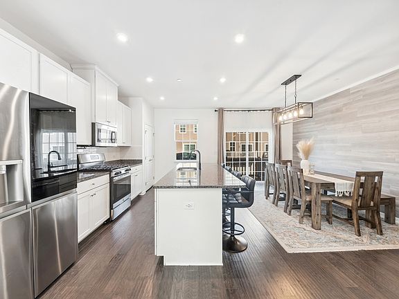 4th image of 63 Nicholas Dr E