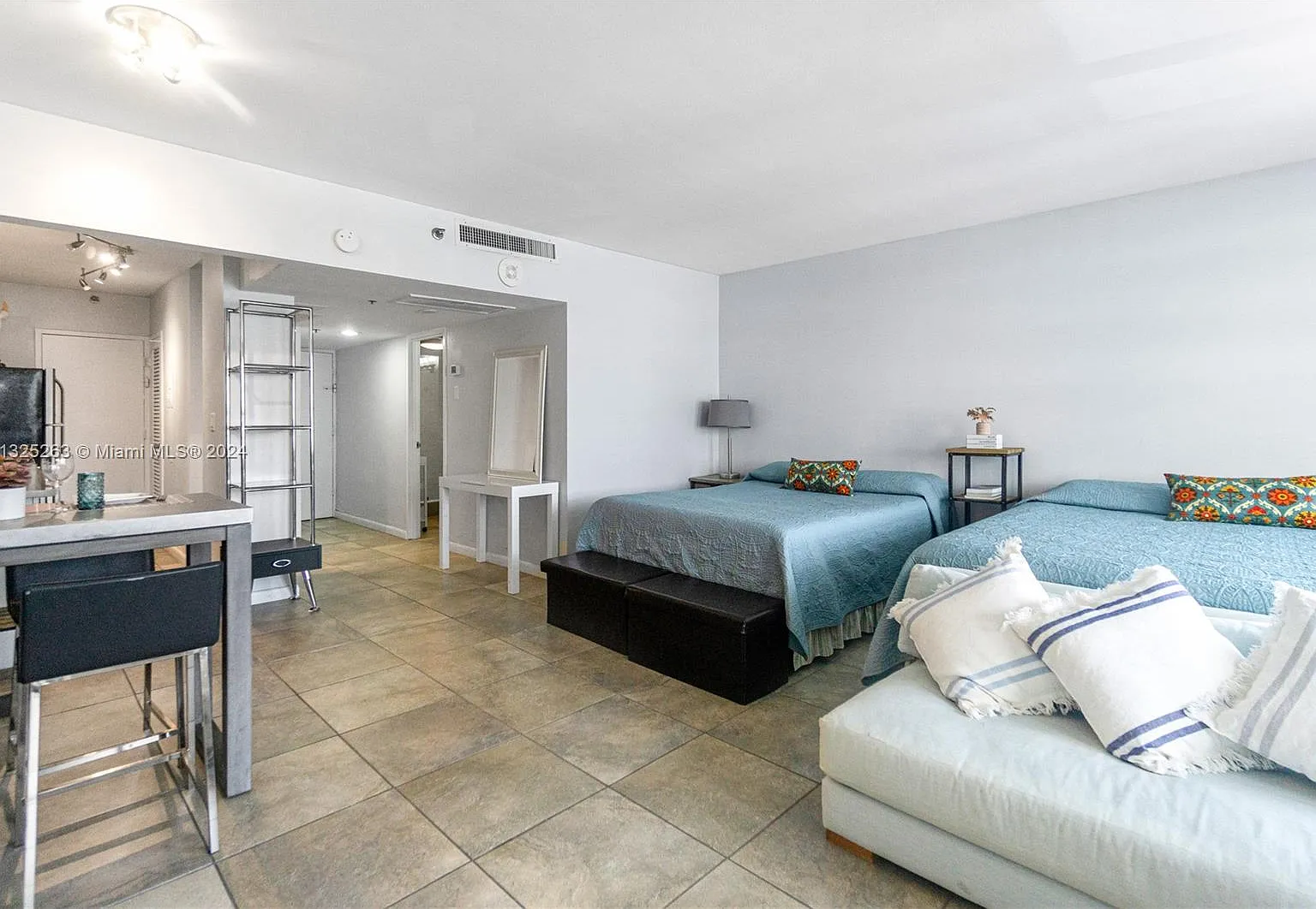 The Decoplage Condo — Photo 3