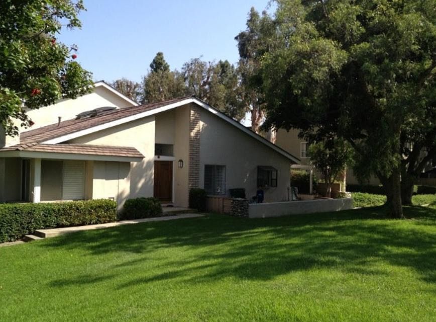 Single story, End Unit Town Home on a 3 acre park.