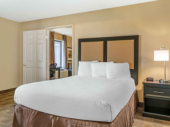 1 Bedroom Suite - 1 Queen Bed