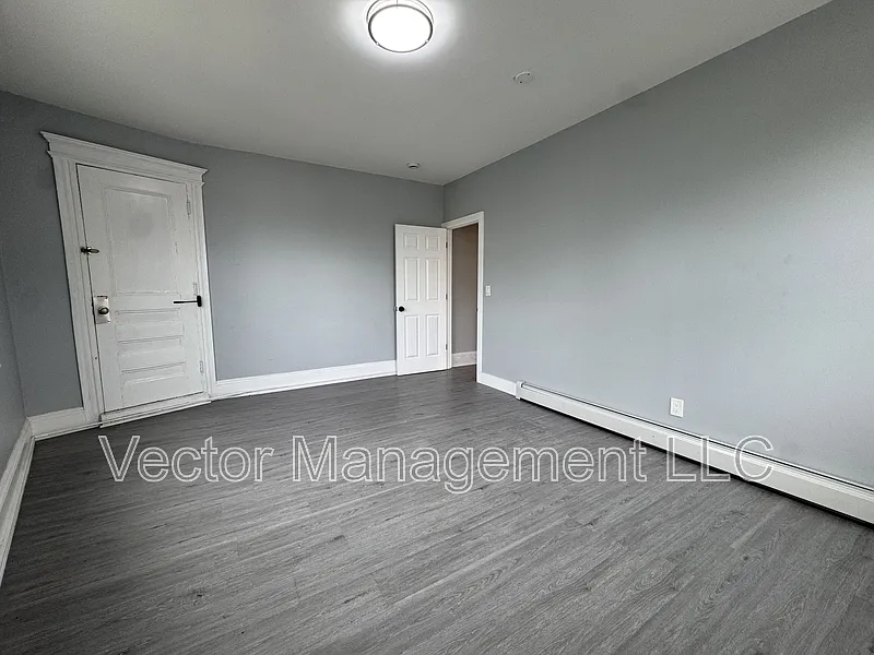 3 bed, 1.0 bath, 1000 sqft, $2,500 — Photo 4