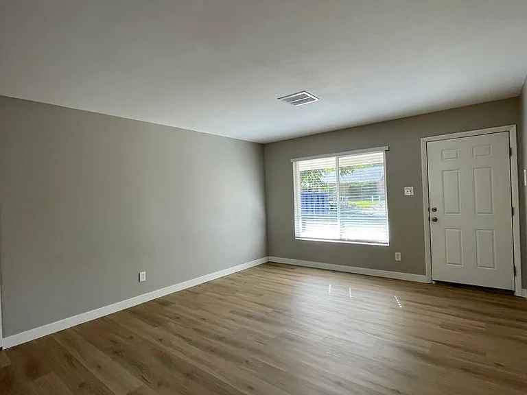 890 Revere St — Photo 8