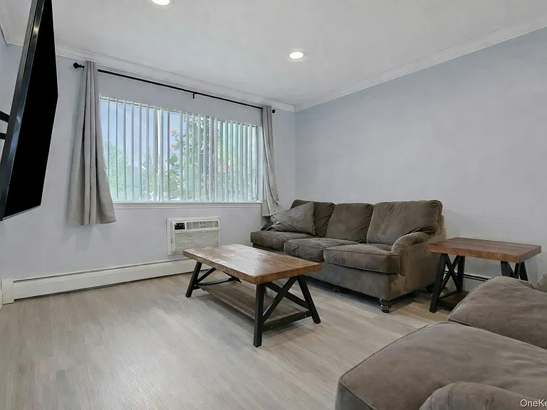 121 Coachlight Sq — Photo 5