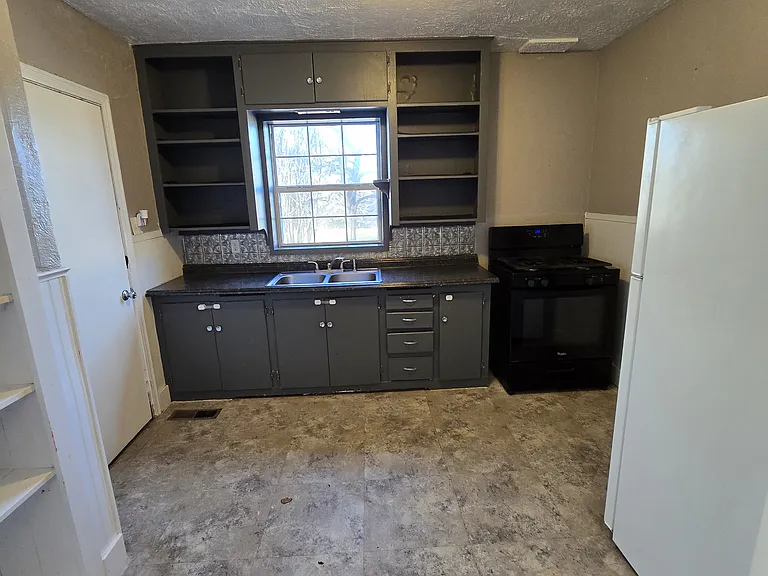 1523 N Barta Ave — Photo 4