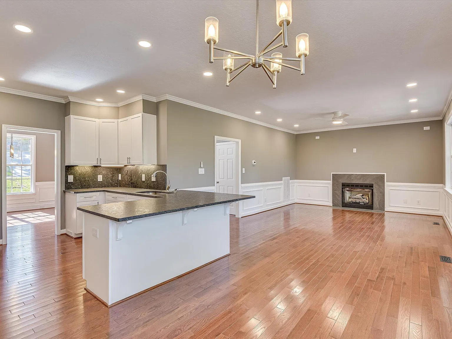 6 bed, 3074 sqft, $3,395 — Photo 4