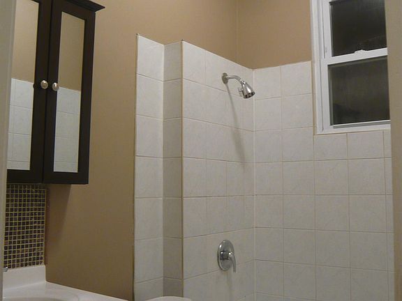 3rd image of 1818 W Sunnyside Ave
