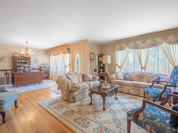 2nd image of 281 Sherbrooke Dr