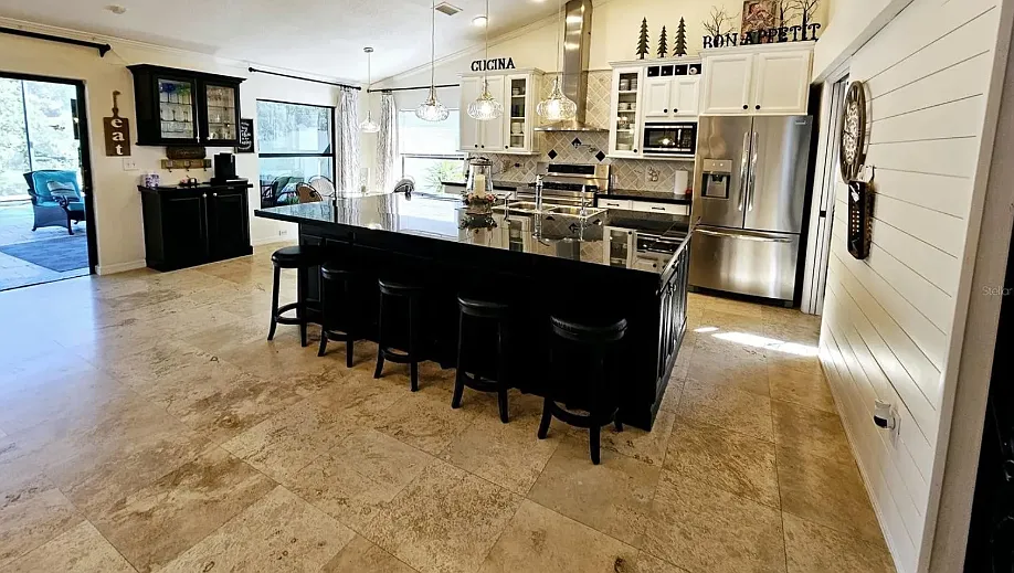3 bed, 2124 sqft, $4,900 — Photo 2