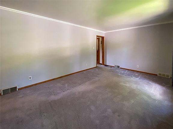 4th image of 128 Clover Dr