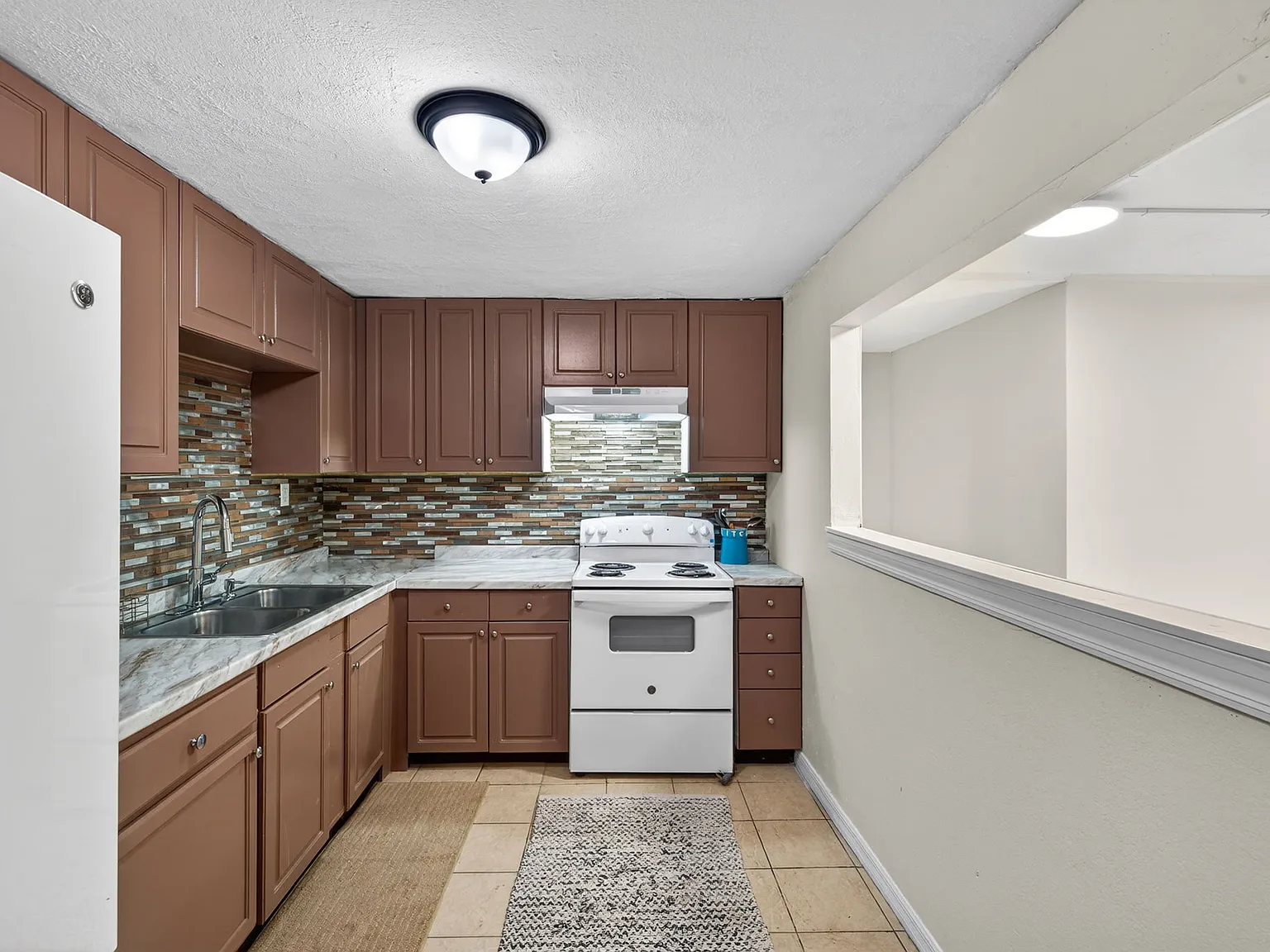 7 bed, 2600 sqft, $764 — Photo 3
