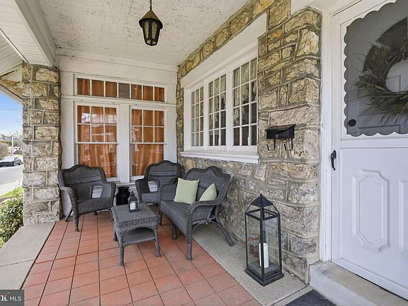 4th image of 90 Ridley Ave