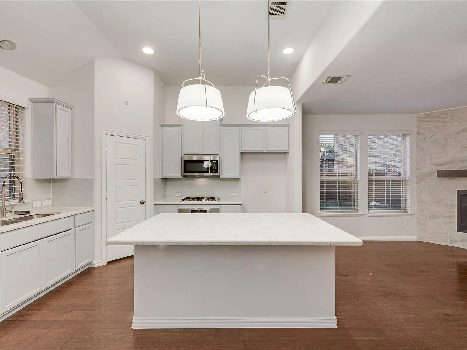 4 bed, 2572 sqft, $3,000 — Photo 3