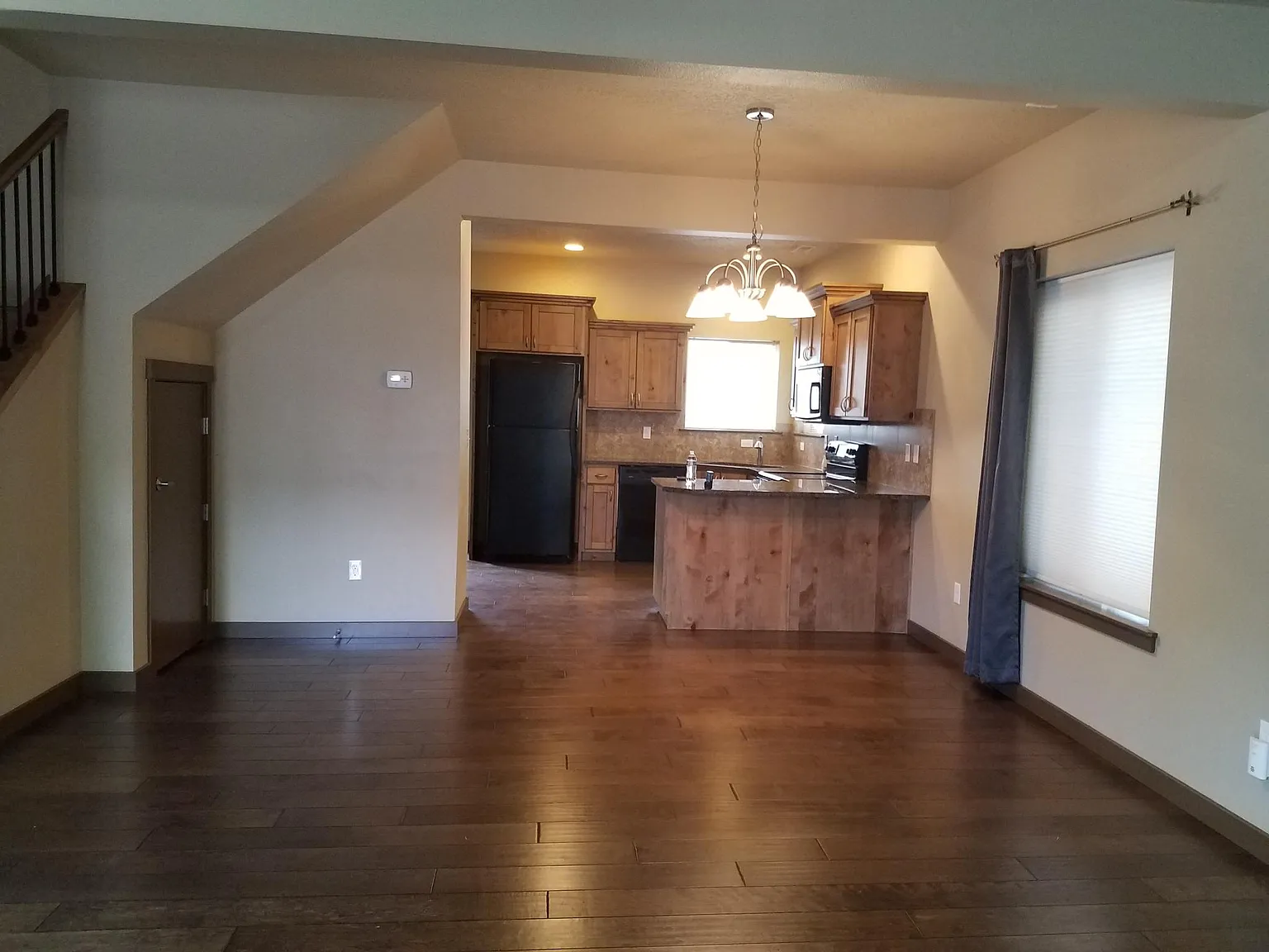 3 bed, 2.5 bath, 1273 sqft, $2,050 — Photo 3
