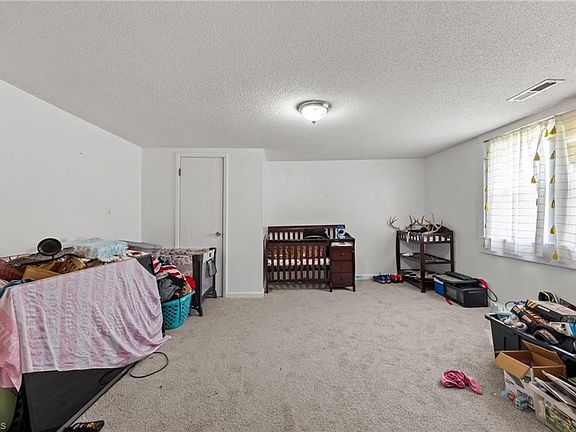 5th image of 366 Brooks Rd