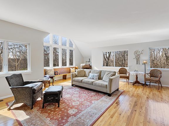 3rd image of 21 Rolling Hill Ct E