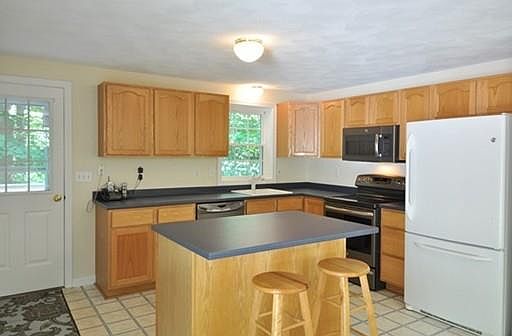 Kitchen Island with stools