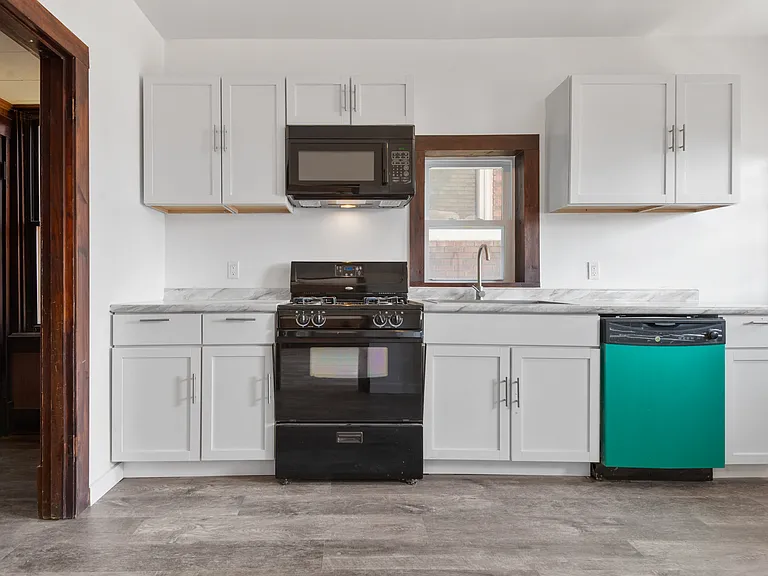 326 Anthony St — Photo 11