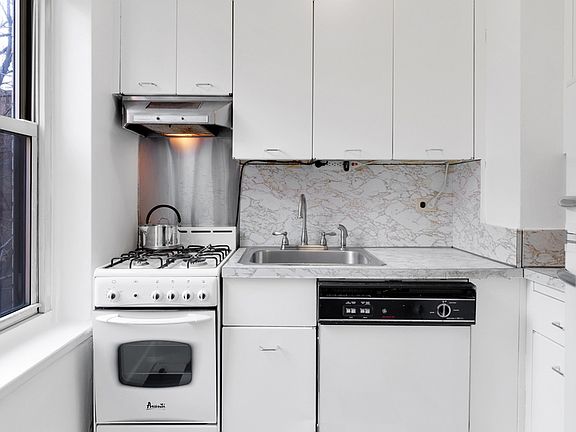 3rd image of 400 E 52nd St APT 6H