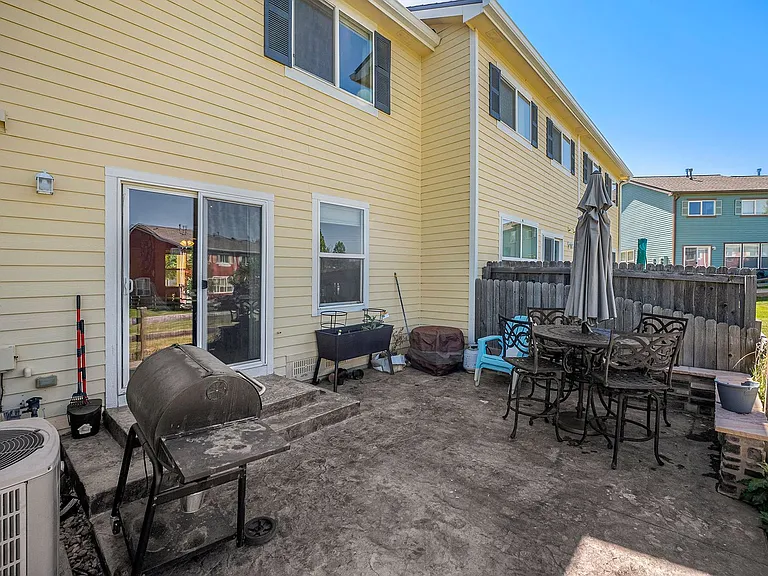348 Smith Cir — Photo 17