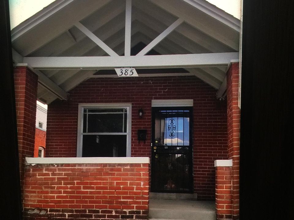 Inviting front porch!