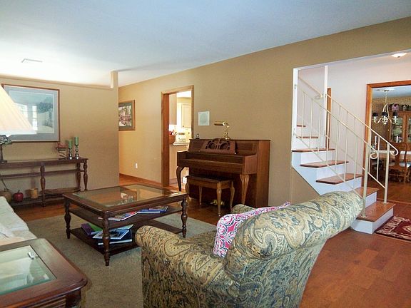 3rd image of 5 Cove Ct