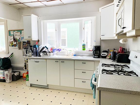Eat-in Kitchen with DISHWASHER & GAS STOVE!